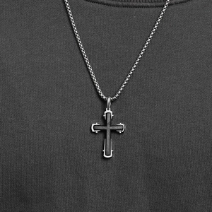Collier pendentif croix bicolore pour homme avec texture soie et chaîne à mailles