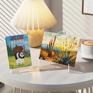 Ακρυλικές βάσεις που εκθέτουν κάρτες We Bare Bears και ιμπρεσιονιστών σε οικιακό περιβάλλον