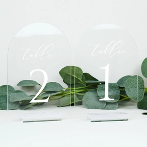 Details der gewölbten Acryl-Tischnummern für Hochzeiten mit eleganter weißer Schrift