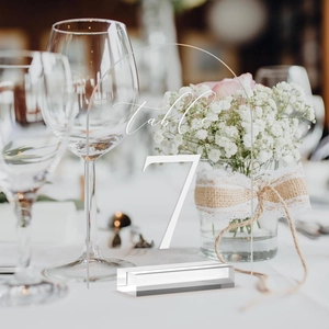 Tischnummer aus Acryl mit weißem Sockel für Hochzeiten und elegante Blumendekoration