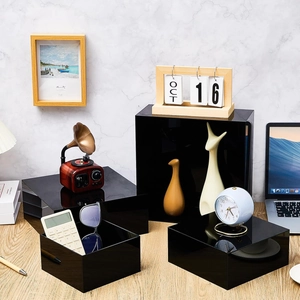 Set of 4 black acrylic display cubes for cakes and figures with high-gloss mirror finish