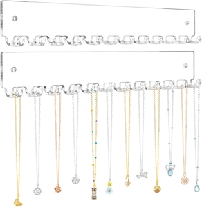 Détail de deux organiseurs de colliers en acrylique avec douze crochets pour bijoux muraux