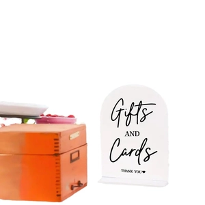 Insegna nuziale in acrilico bianco ad arco in 2 pezzi con scritta Gifts and Cards