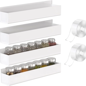Vue détaillée de 4 étagères à épices en acrylique blanc avec ruban adhésif pour organisation