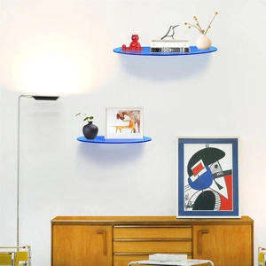 Zwevende blauwe acryl planken gemonteerd op een witte muur in een modern minimalistisch huis