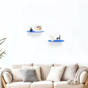 Detail van blauwe acryl zwevende planken met moderne decoratie op witte wand