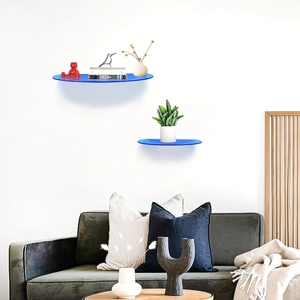 Detail van twee halfronde blauwe acryl zwevende planken met decoratie op een witte muur