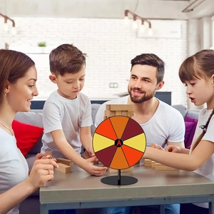 Roue de loterie colorée sur pied avec flèche indicatrice pour les soirées de jeux en famille