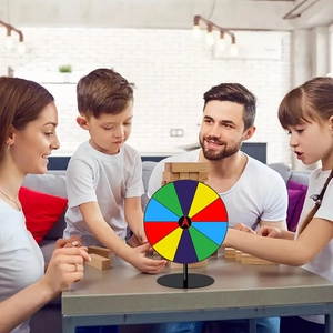Famille jouant avec une roue de la fortune de table à 10 fentes dans un salon chaleureux