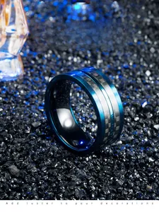 Vue macro de la bague en acier bleu et argent poli avec insert en fibre de carbone tressé