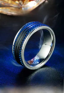 Détail macro de la bague en acier inoxydable avec engrenages bleus et rayures noires