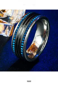 Détail macro d'une bague industrielle en acier noir brossé avec engrenages bleus