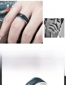 Détail macro d'une bague engrenage en acier noir pour homme avec texture bleue