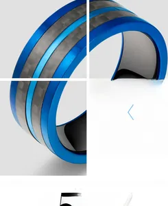 Vue détaillée de la bague en métal bleu électroplaqué avec insert en fibre de carbone