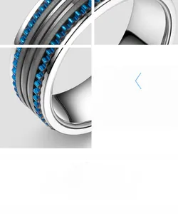 Détail macro d'une bague en acier avec bande noire brossée et textures d'engrenages bleus
