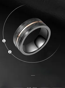 Détail macro d'une bague noire en fibre de carbone pour homme avec finition or rose
