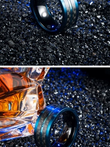 Gros plan d'une bague en tungstène bleu et noir avec insert en fibre de carbone