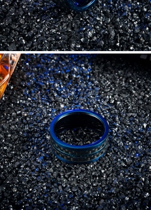 Vue détaillée de l'incrustation en fibre de carbone bleue et noire sur la bague
