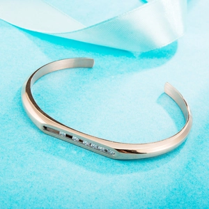 Bracelet jonc en C en acier inoxydable or rose avec pierres en zircone cubique carrées