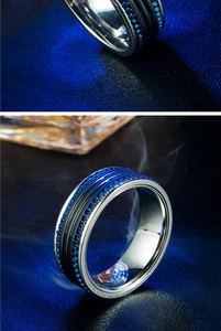 Macro détaillée d'une bague pour homme en acier inoxydable avec zircons bleus et fini noir mat