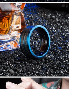Gros plan de la bague en acier inoxydable bleu bicolore avec insert en fibre de carbone