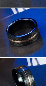 Détail de la bague homme en fibre de carbone noire avec ligne or rose et intérieur bleu