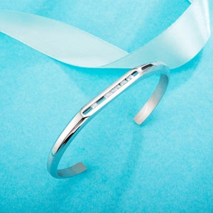 Bracelet jonc en acier inoxydable poli en forme de C avec cinq zircons carrés