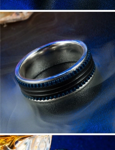 Détail macro d'une bague multicouche en acier inoxydable avec bords crantés bleu et noir