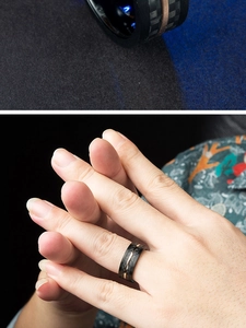 Bague homme en fibre de carbone noire avec ligne or rose portée et vue de détail