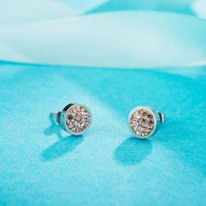 Boucles d'oreilles ethniques en acier inoxydable avec cristaux champagne sur fond bleu