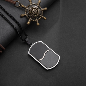 Schwarze Herren-Militär-Halskette aus Edelstahl mit Carbon-Einlage auf dunklem Leder