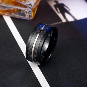 Bague homme en acier inoxydable noir avec insert carbone et bordure or rose élégante