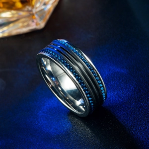 Bague en acier inoxydable de style industriel avec texture engrenage bleu sur fond bleu