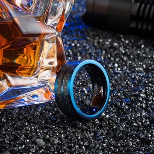 Bague homme en acier inoxydable bleu avec insert en fibre de carbone noire sur pierres