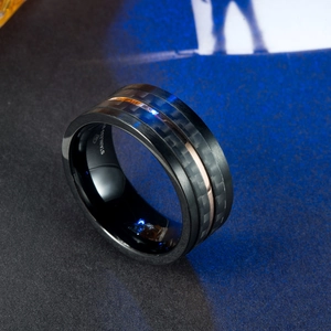 Bague pour homme en acier inoxydable noir avec fibre de carbone et liseré or rose