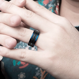Bague pour homme en acier inoxydable avec placage bleu et insert en fibre de carbone