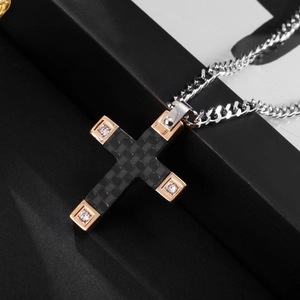 Collana da uomo con croce in acciaio inossidabile con carbonio nero e oro rosa