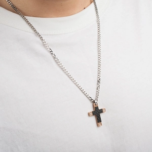 Collana da uomo con croce in oro rosa e carbonio indossata da un modello con t-shirt bianca