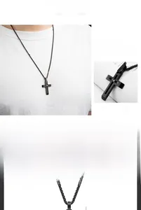 Pendentif croix évidée noire pour homme avec détail en zircon et chaîne assortie