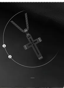 Gros plan du pendentif croix noire en acier titane avec zircone et chaîne blé