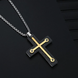 Pendentif croix pour homme en carbone et acier titane avec détails dorés et chaîne box