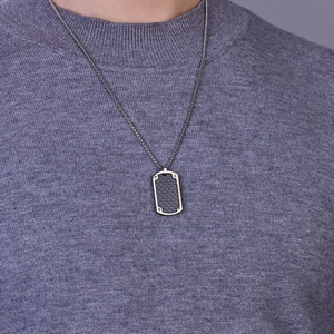 Collier plaque d'identité homme en acier titane et carbone noir porté sur un pull gris