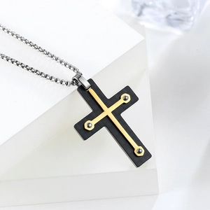 Collier croix pour homme en acier titane avec fibre de carbone noire et accents dorés