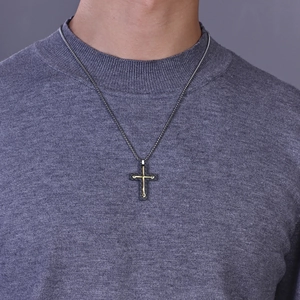 Pendentif croix en acier titane pour homme avec incrustation en carbone et chaîne à billes