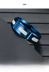 Makroaufnahme von blauem Edelstahlring mit matter, silberner Textureinlage