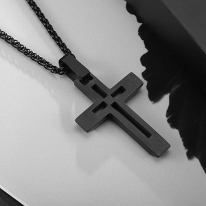 Pendentif croix évidée en acier titane noir mat pour homme avec chaîne en blé