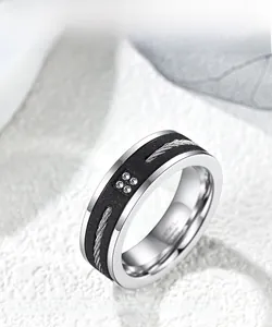 Détail de l'insert noir mat avec câbles en acier et zircons carrés sur la bague