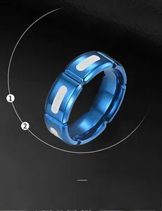 Detail eines blauen matten Edelstahlrings mit drei gebürsteten silbernen Oval-Akzenten