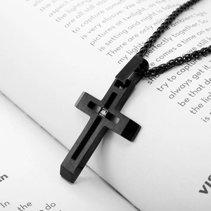 Pendentif croix évidée noire pour homme avec zircon sur une chaîne de blé noire