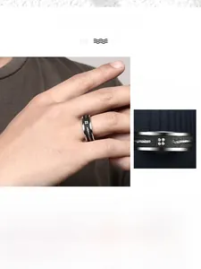 Vue macro détaillée de la bague homme noire mate avec câbles d'acier et zircons